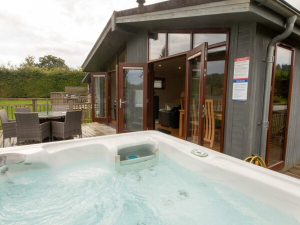 DSC_3718-Pine-Croft_Lakes-Lodges Three bedroom lodge